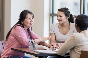 Une famille devant un conseiller bancaire pour un dossier de crédit de 30 000 euros