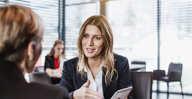 UNe professionnelle discutant des alternatives de financement de crédit pour ceux au RSA 