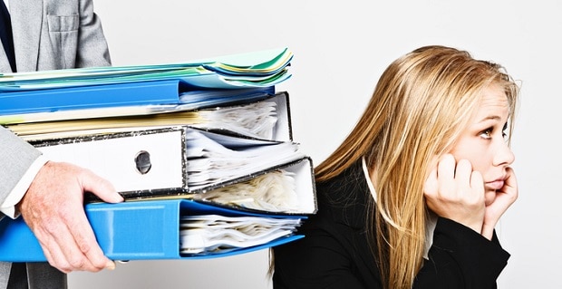 Jeune femme qui réagit face au refus de son dossier pour l'obtention d'un crédit voiture 