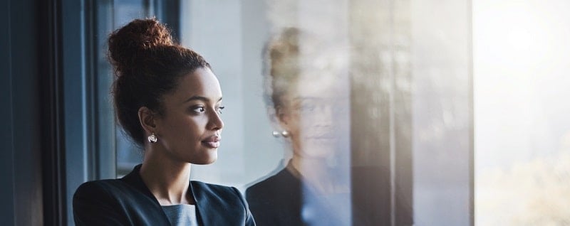 Une jeune professionnelle en réflexion pour contracter un pret bancaire