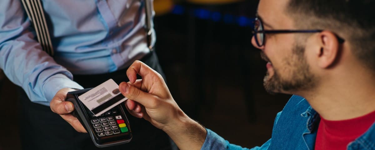  homme qui paye en fractionné avec sa carte bancaire 