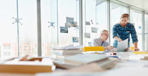 Des professionnels en train de statuer sur des fichiers impayés pour accorder un prêt 