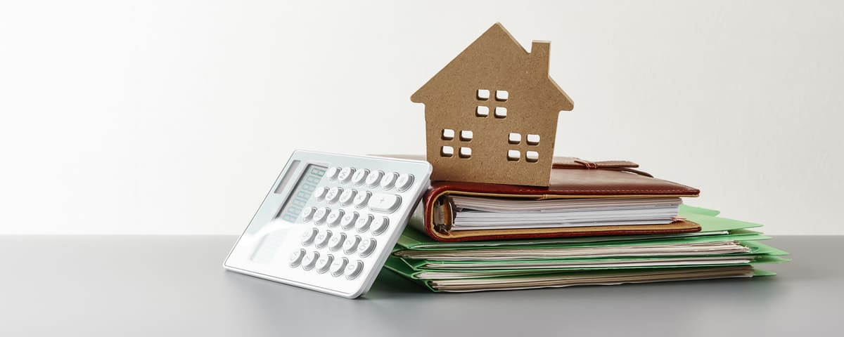 Mini maison et calculatrice pour rachat de crédit longue durée