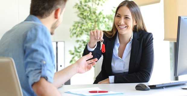 Entretien entre un locataire et un professionnel d'organisme de crédits