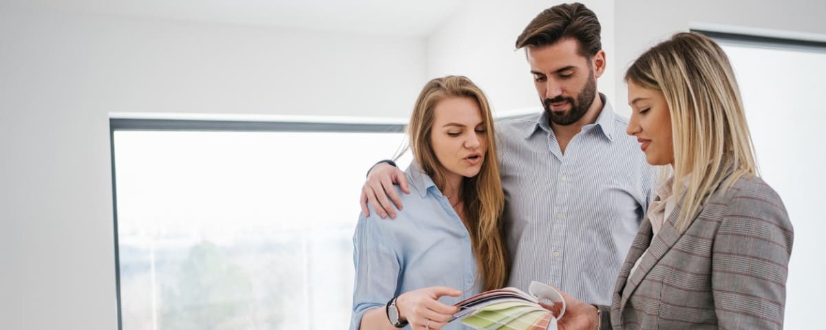 Groupes de personnes discutant de rénovation énergétique